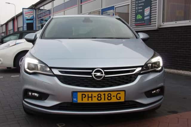 Opel Astra (2017) thumbnail 3