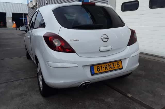 Opel Corsa (2011) thumbnail 3