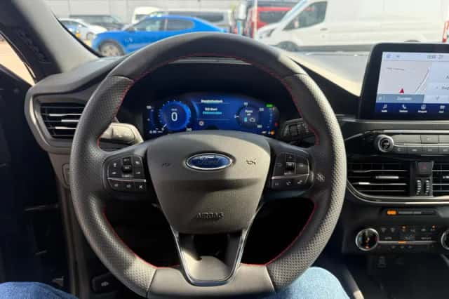 Ford Kuga (2023) thumbnail 2