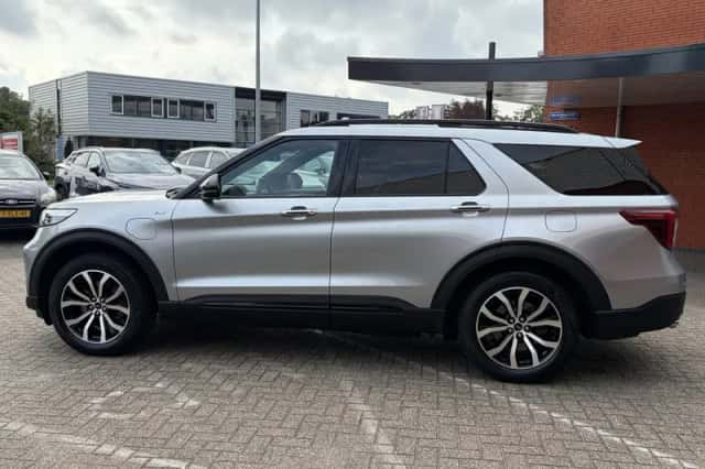 Ford Explorer (2021) thumbnail 4