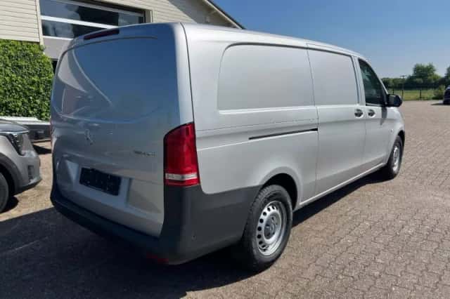 Mercedes-Benz Vito (2023) thumbnail 2