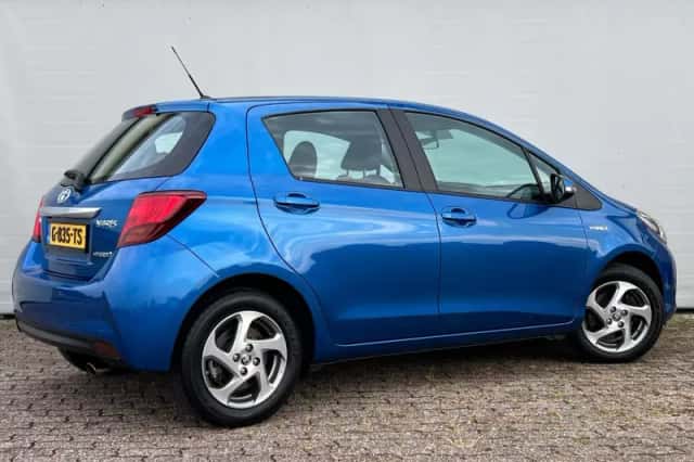 Toyota Yaris (2015) thumbnail 2