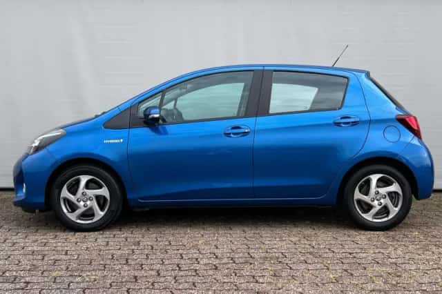 Toyota Yaris (2015) thumbnail 3