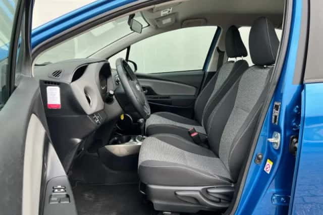 Toyota Yaris (2015) thumbnail 4