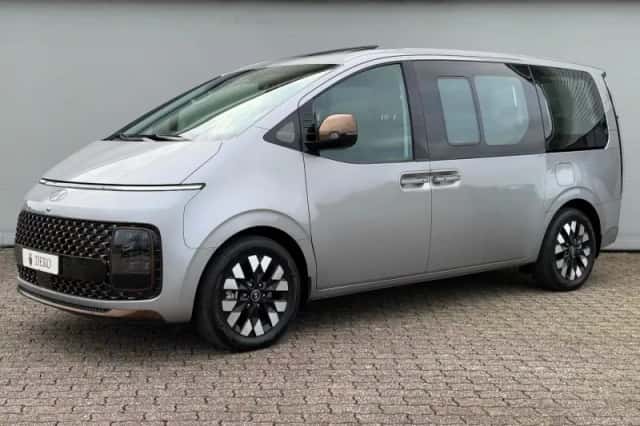 Hyundai Staria (2025) thumbnail 1