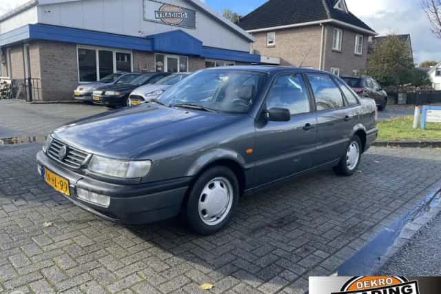 Volkswagen Passat (1995) thumbnail 1