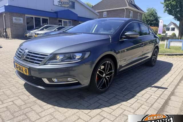 Volkswagen Passat (2012) thumbnail 1