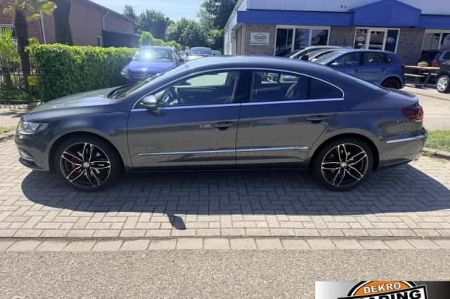 Volkswagen Passat (2012) thumbnail 2
