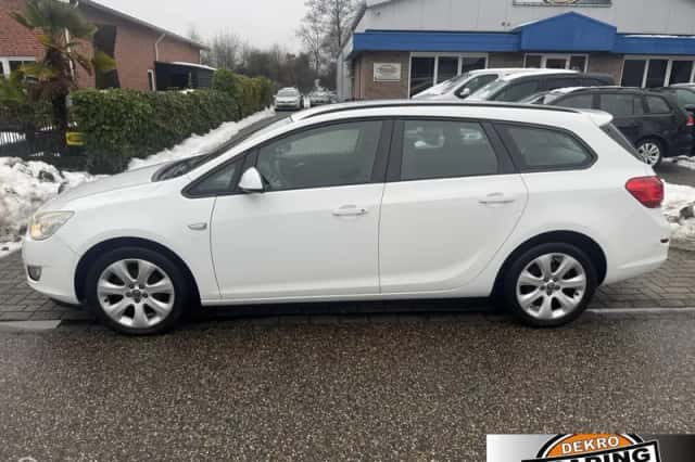 Opel Astra (2012) thumbnail 2