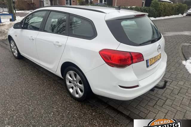 Opel Astra (2012) thumbnail 3