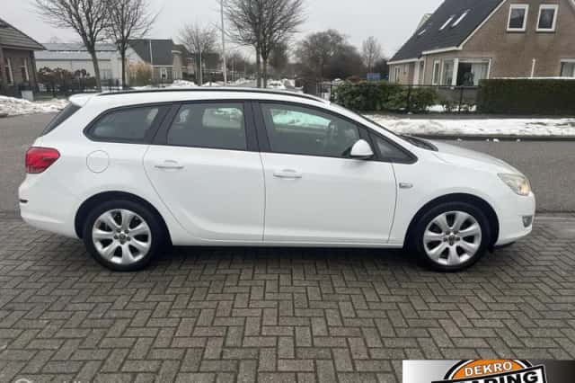 Opel Astra (2012) thumbnail 6