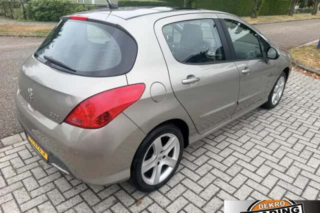 Peugeot 308 (2010) thumbnail 5