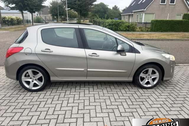 Peugeot 308 (2010) thumbnail 6