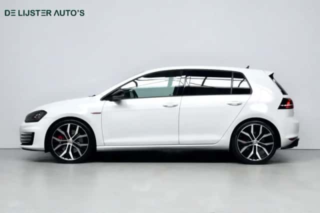 Volkswagen Golf (2017) thumbnail 2