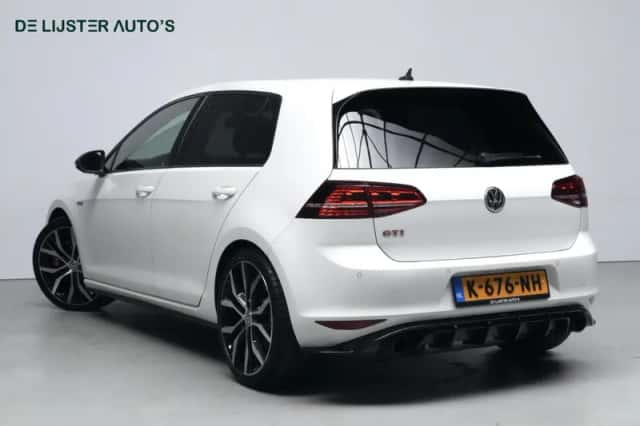 Volkswagen Golf (2017) thumbnail 3