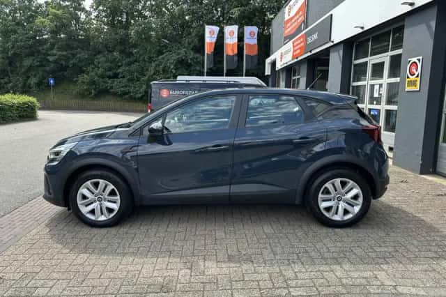 Renault Captur (2022) thumbnail 2