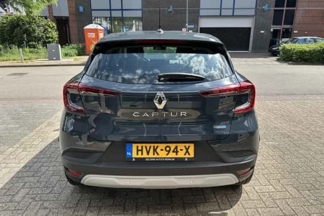 Renault Captur (2022) thumbnail 4