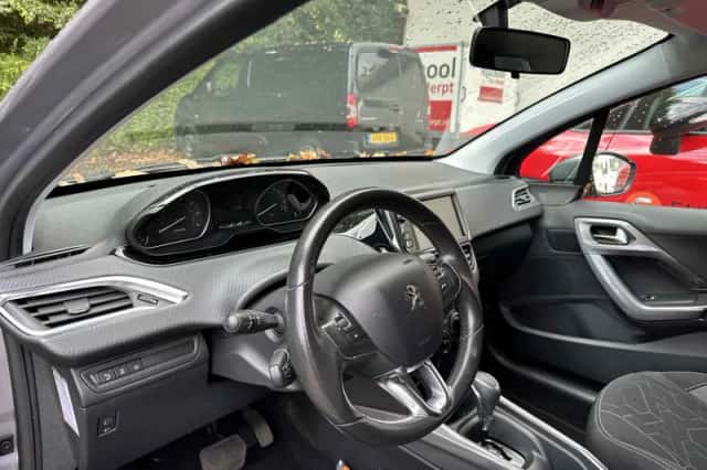 Peugeot 2008 (2017) thumbnail 3