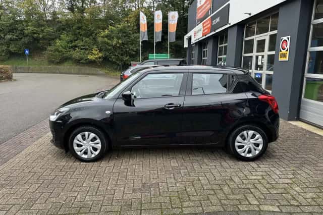 Suzuki Swift (2023) thumbnail 2