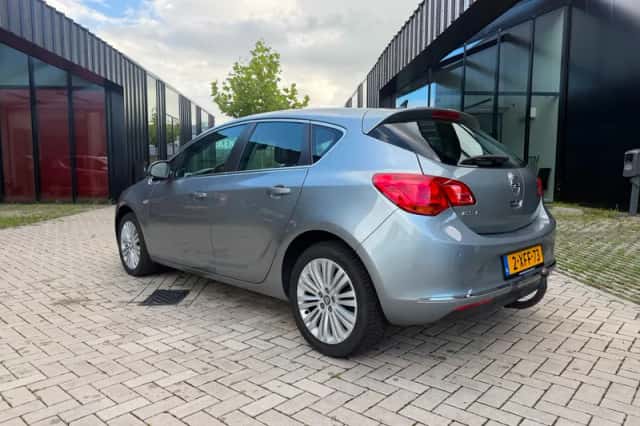 Opel Astra (2014) thumbnail 5
