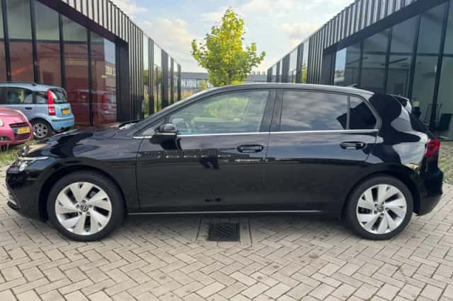 Volkswagen Golf (2022) thumbnail 3