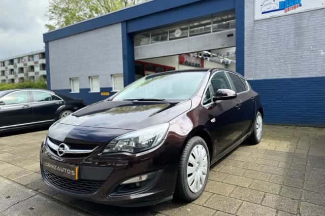 Opel Astra (2014) thumbnail 3