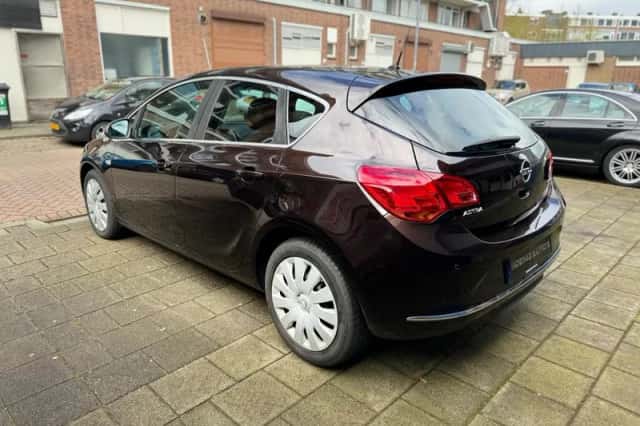 Opel Astra (2014) thumbnail 5