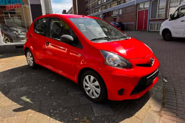 Toyota Aygo (2013) thumbnail 2