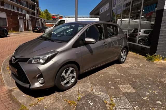 Toyota Yaris (2014) thumbnail 2