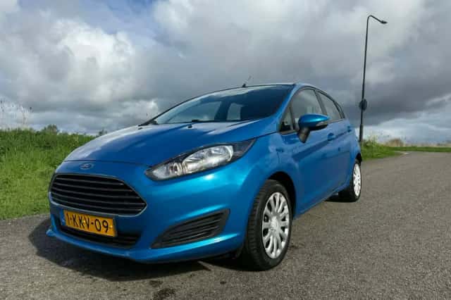 Ford Fiesta (2013) thumbnail 2