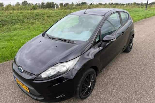 Ford Fiesta (2010) thumbnail 3