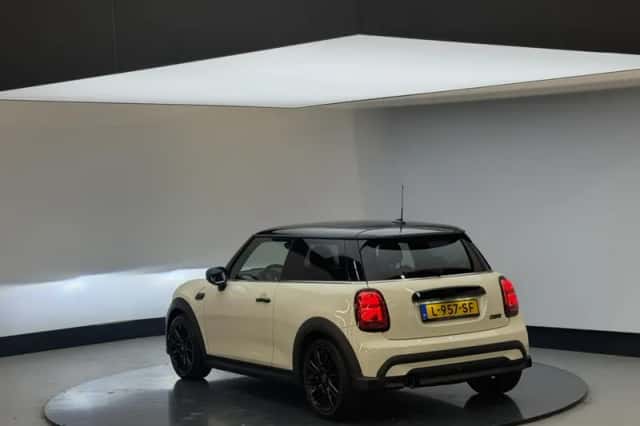 MINI Cooper (2021) thumbnail 2