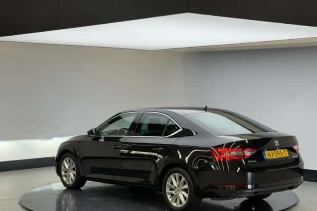 Škoda Superb (2017) thumbnail 2