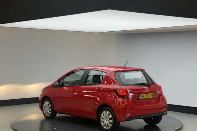 Toyota Yaris (2017) thumbnail 2