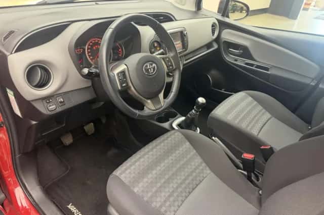 Toyota Yaris (2017) thumbnail 3