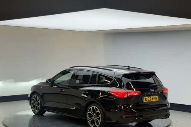 Ford Focus (2021) thumbnail 2