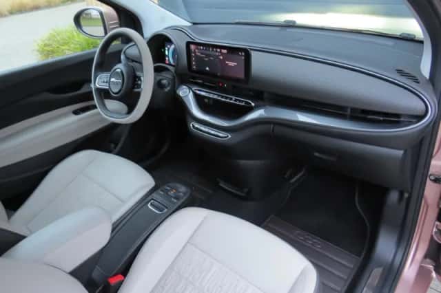 Fiat 500e (2021) thumbnail 2
