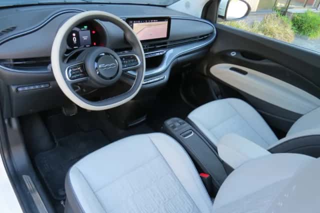 Fiat 500e (2024) thumbnail 2