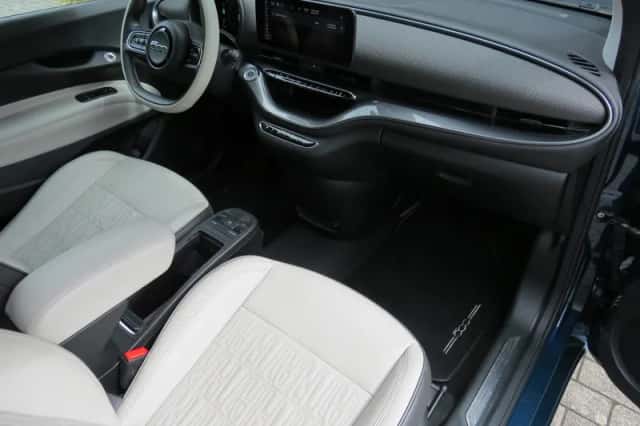 Fiat 500e (2023) thumbnail 2