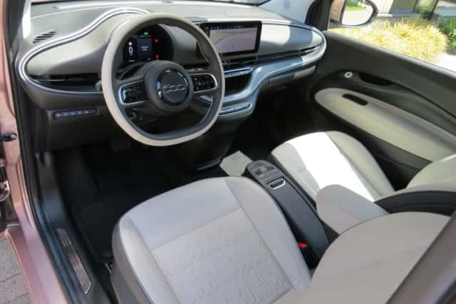 Fiat 500e (2024) thumbnail 2