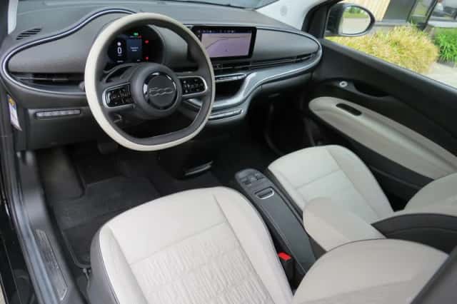 Fiat 500e (2024) thumbnail 2