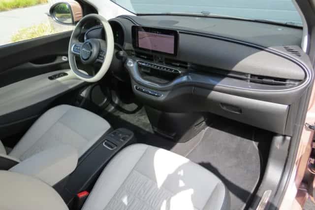 Fiat 500 (2024) thumbnail 2