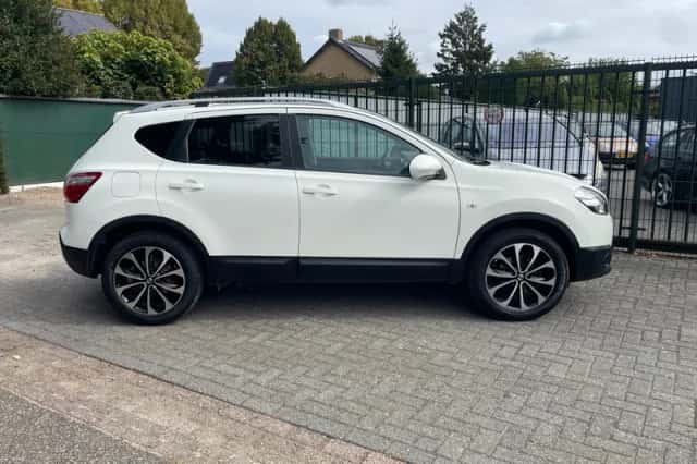 Nissan Qashqai (2011) thumbnail 3