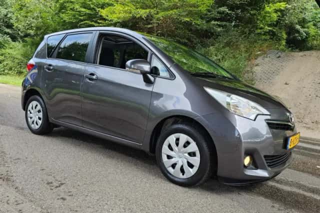 Toyota Verso (2013) thumbnail 2