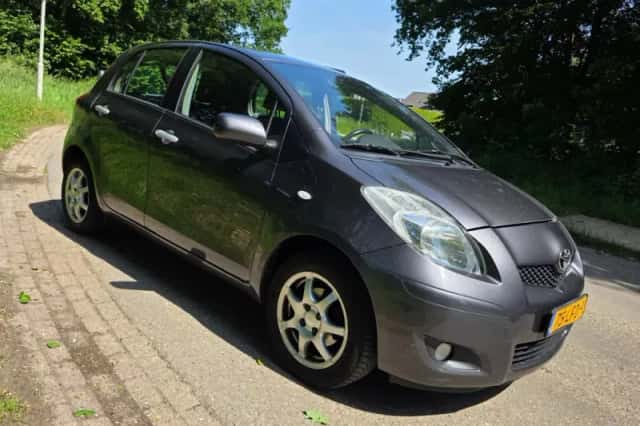 Toyota Yaris (2010) thumbnail 2
