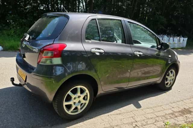 Toyota Yaris (2010) thumbnail 3