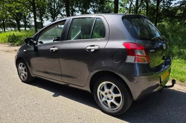 Toyota Yaris (2010) thumbnail 4