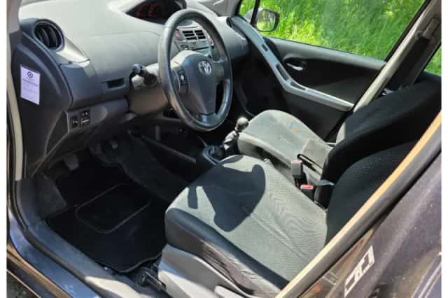 Toyota Yaris (2010) thumbnail 5