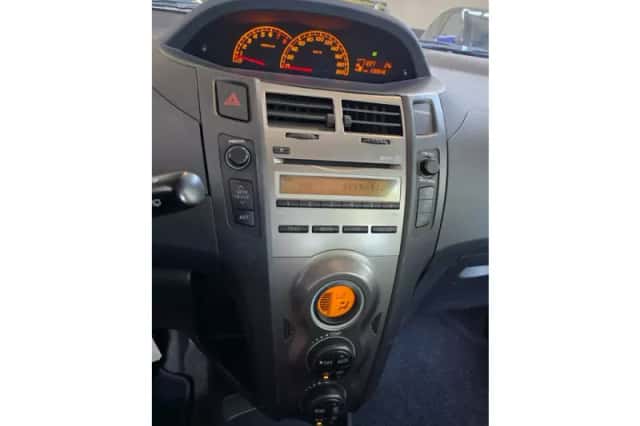 Toyota Yaris (2010) thumbnail 6