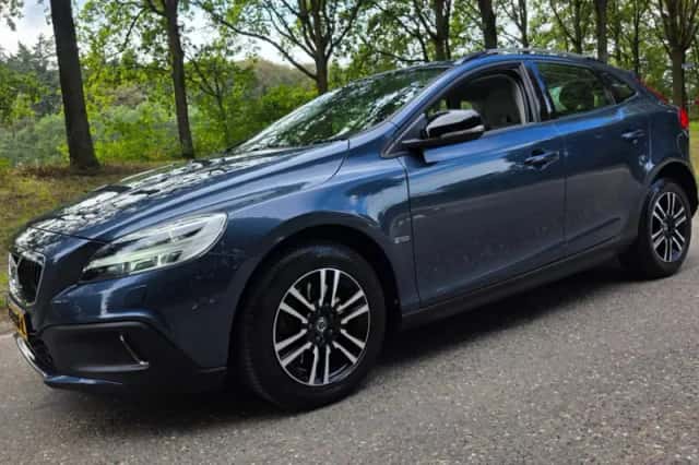 Volvo V40 Cross Country (2017) thumbnail 1